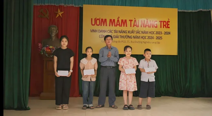 Quỹ Ươm mầm tài năng Trẻ: 20 năm đồng hành với khuyến học, khuyến tài - Ảnh 2. Quỹ Ươm mầm tài năng Trẻ: 20 năm đồng hành với khuyến học, khuyến tài - Ảnh 2.