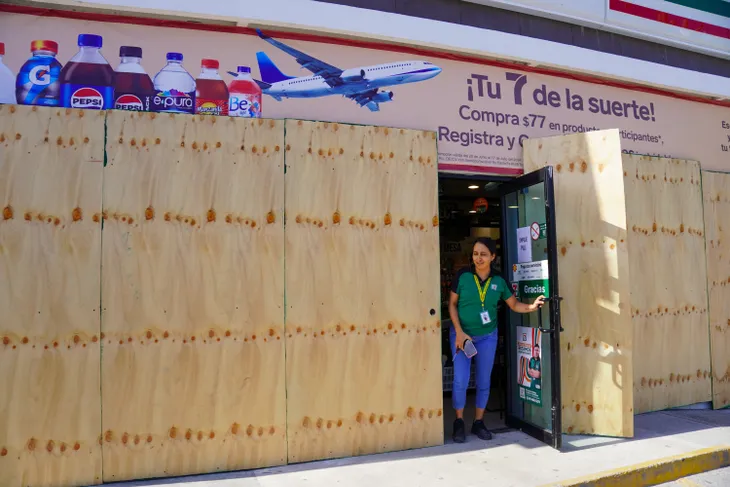 Bão Beryl hướng tới quần đảo Cayman, Mexico sau khi tấn công Jamaica, số người thiệt mạng tăng lên 9 - Ảnh 2. Bão Beryl hướng tới quần đảo Cayman, Mexico sau khi tấn công Jamaica, số người thiệt mạng tăng lên 9 - Ảnh 2.