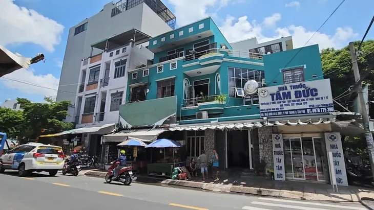 Cứu kịp thời cụ bà 79 tuổi khỏi đám cháy căn nhà 3 tầng - Ảnh 1. Cứu kịp thời cụ bà 79 tuổi khỏi đám cháy căn nhà 3 tầng - Ảnh 1.