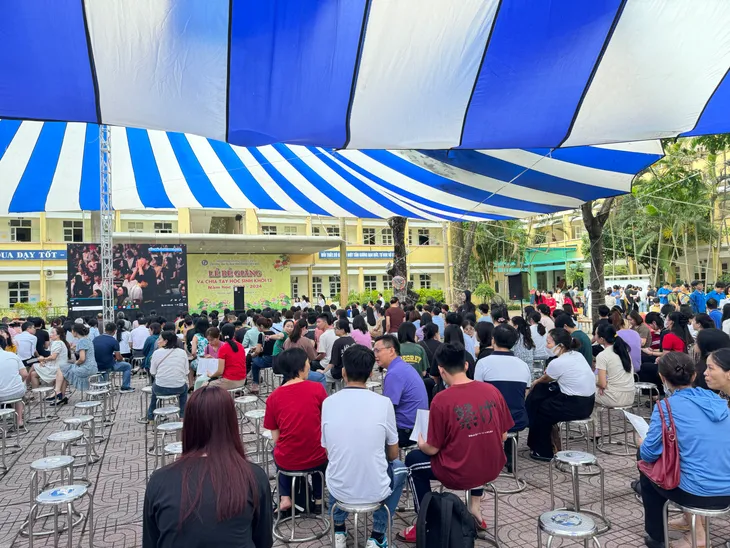 Phụ huynh và học sinh Hà Nội xác nhận nhập học vào lớp 10 - Ảnh 14. Phụ huynh và học sinh Hà Nội xác nhận nhập học vào lớp 10 - Ảnh 14.