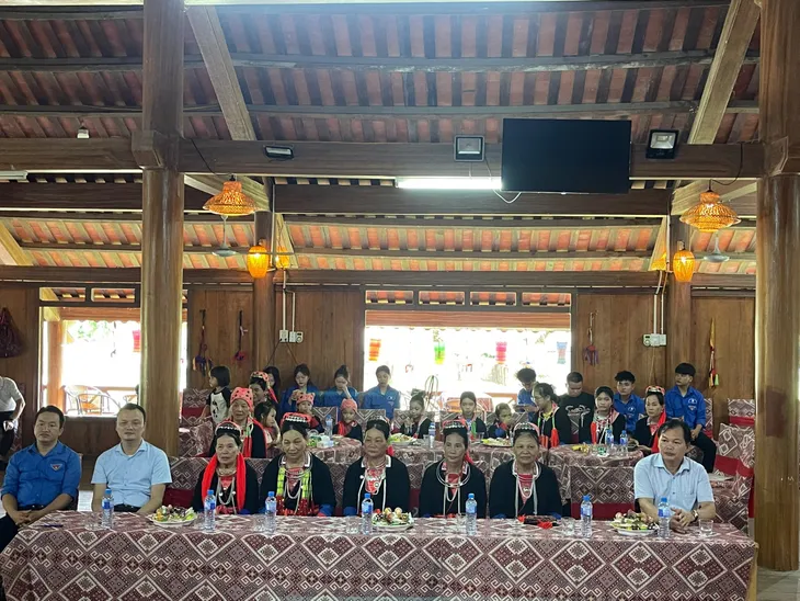 Hạ Long mở lớp dạy thêu may trang phục dân tộc để bảo tồn văn hóa truyền thống - Ảnh 2. Hạ Long mở lớp dạy thêu may trang phục dân tộc để bảo tồn văn hóa truyền thống - Ảnh 2.