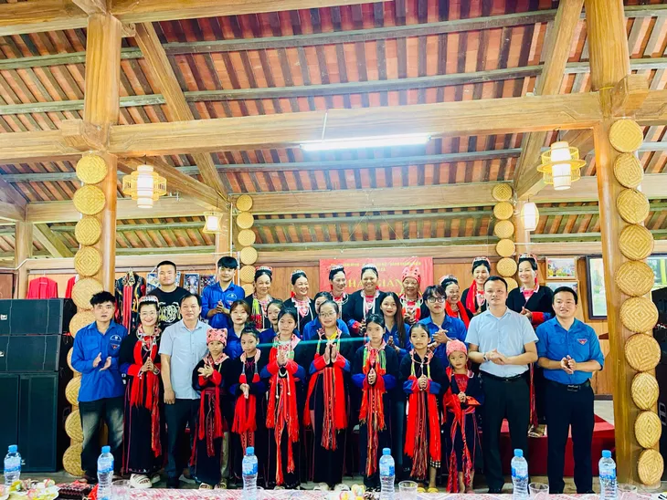 Hạ Long mở lớp dạy thêu may trang phục dân tộc để bảo tồn văn hóa truyền thống - Ảnh 1. Hạ Long mở lớp dạy thêu may trang phục dân tộc để bảo tồn văn hóa truyền thống - Ảnh 1.