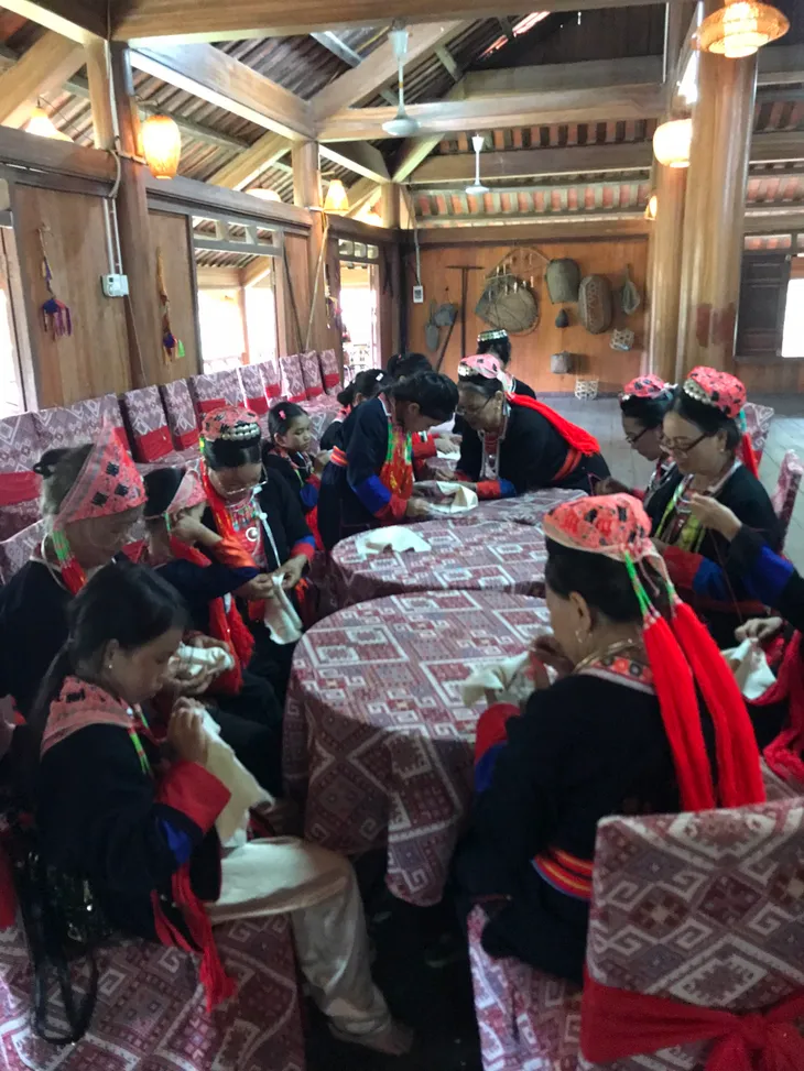 Hạ Long mở lớp dạy thêu may trang phục dân tộc để bảo tồn văn hóa truyền thống - Ảnh 3. Hạ Long mở lớp dạy thêu may trang phục dân tộc để bảo tồn văn hóa truyền thống - Ảnh 3.