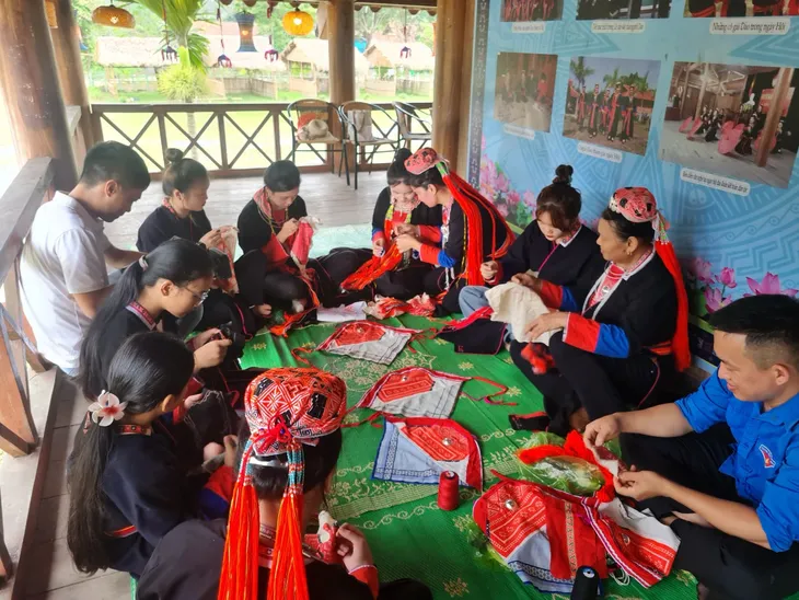 Hạ Long mở lớp dạy thêu may trang phục dân tộc để bảo tồn văn hóa truyền thống - Ảnh 5. Hạ Long mở lớp dạy thêu may trang phục dân tộc để bảo tồn văn hóa truyền thống - Ảnh 5.