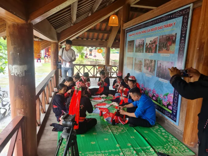 Hạ Long mở lớp dạy thêu may trang phục dân tộc để bảo tồn văn hóa truyền thống - Ảnh 4. Hạ Long mở lớp dạy thêu may trang phục dân tộc để bảo tồn văn hóa truyền thống - Ảnh 4.