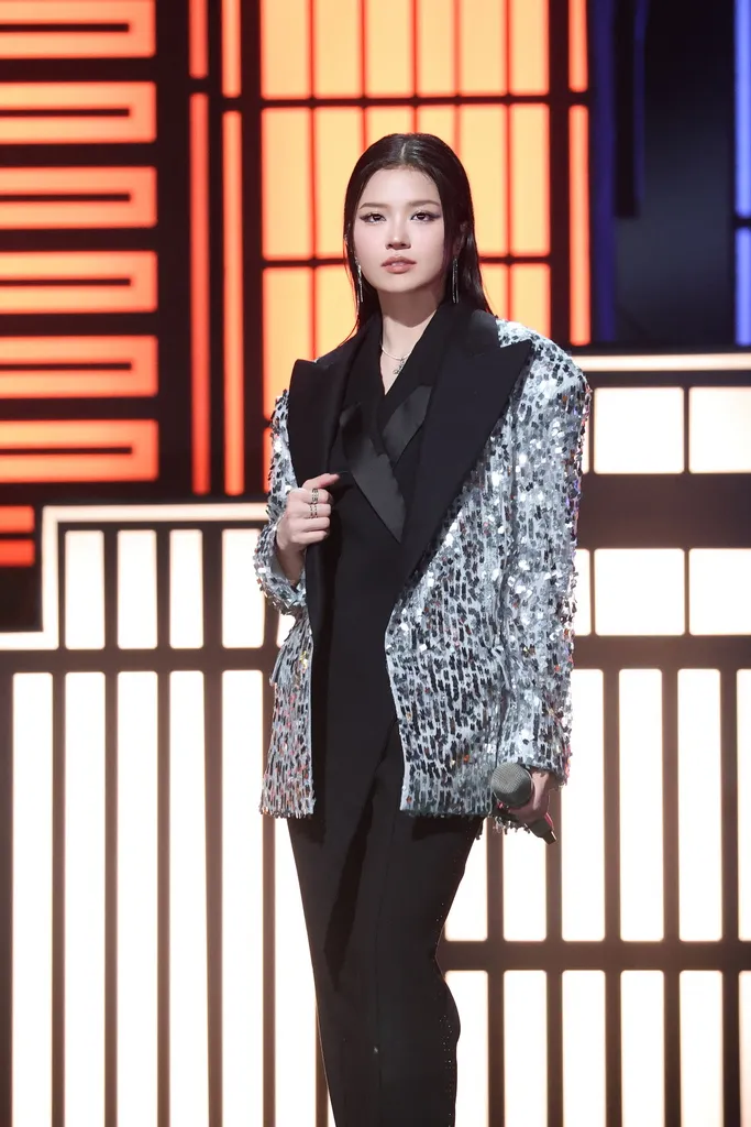 Ca sĩ Việt và thần tượng KPop không thành đoàn tại Đạp gió 2024 - Ảnh 2. Ca sĩ Việt và thần tượng KPop không thành đoàn tại Đạp gió 2024 - Ảnh 2.