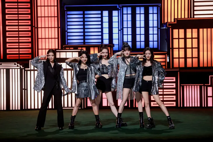 Ca sĩ Việt và thần tượng KPop không thành đoàn tại Đạp gió 2024 - Ảnh 1. Ca sĩ Việt và thần tượng KPop không thành đoàn tại Đạp gió 2024 - Ảnh 1.