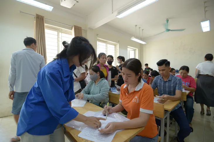 Phụ huynh và học sinh Hà Nội xác nhận nhập học vào lớp 10 - Ảnh 3. Phụ huynh và học sinh Hà Nội xác nhận nhập học vào lớp 10 - Ảnh 3.