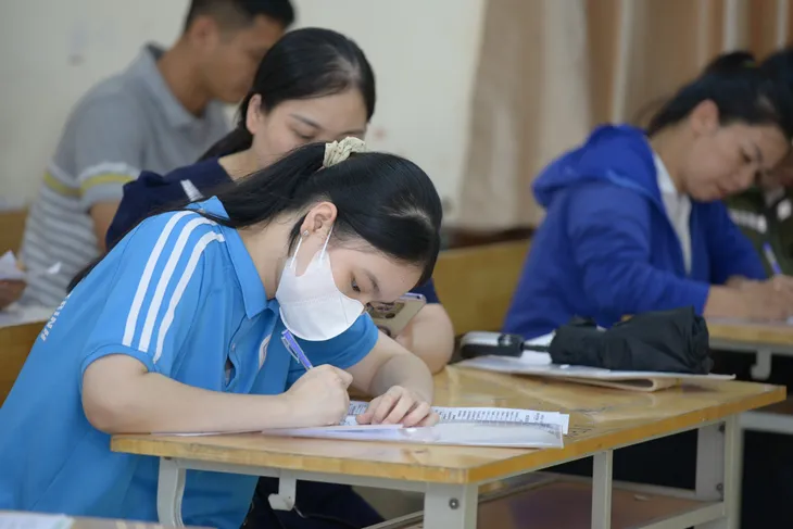 Phụ huynh và học sinh Hà Nội xác nhận nhập học vào lớp 10 - Ảnh 4. Phụ huynh và học sinh Hà Nội xác nhận nhập học vào lớp 10 - Ảnh 4.
