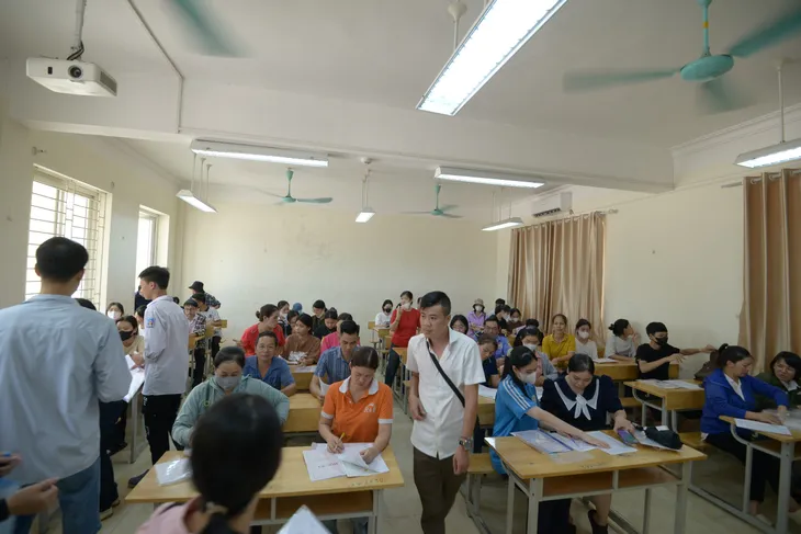 Phụ huynh và học sinh Hà Nội xác nhận nhập học vào lớp 10 - Ảnh 6. Phụ huynh và học sinh Hà Nội xác nhận nhập học vào lớp 10 - Ảnh 6.