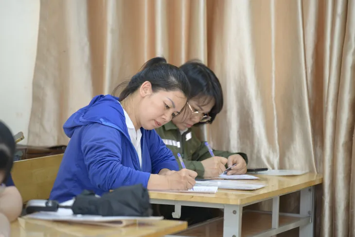 Phụ huynh và học sinh Hà Nội xác nhận nhập học vào lớp 10 - Ảnh 9. Phụ huynh và học sinh Hà Nội xác nhận nhập học vào lớp 10 - Ảnh 9.