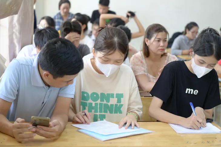Phụ huynh và học sinh Hà Nội xác nhận nhập học vào lớp 10 - Ảnh 8. Phụ huynh và học sinh Hà Nội xác nhận nhập học vào lớp 10 - Ảnh 8.