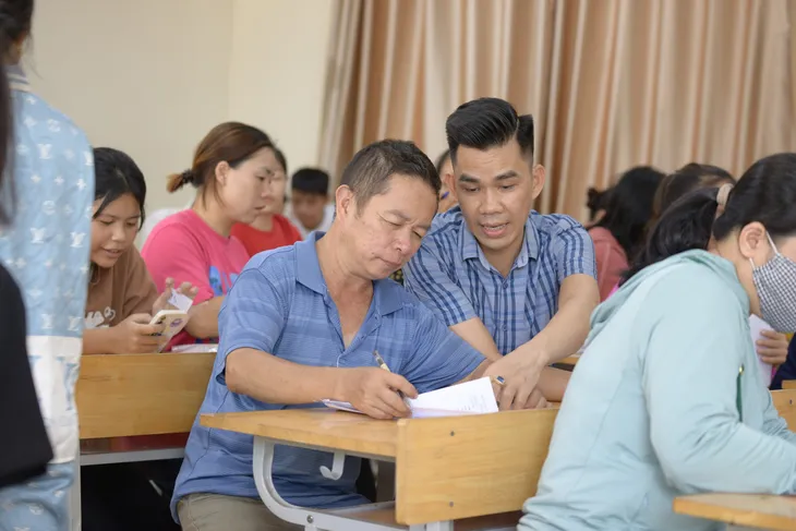 Phụ huynh và học sinh Hà Nội xác nhận nhập học vào lớp 10 - Ảnh 11. Phụ huynh và học sinh Hà Nội xác nhận nhập học vào lớp 10 - Ảnh 11.