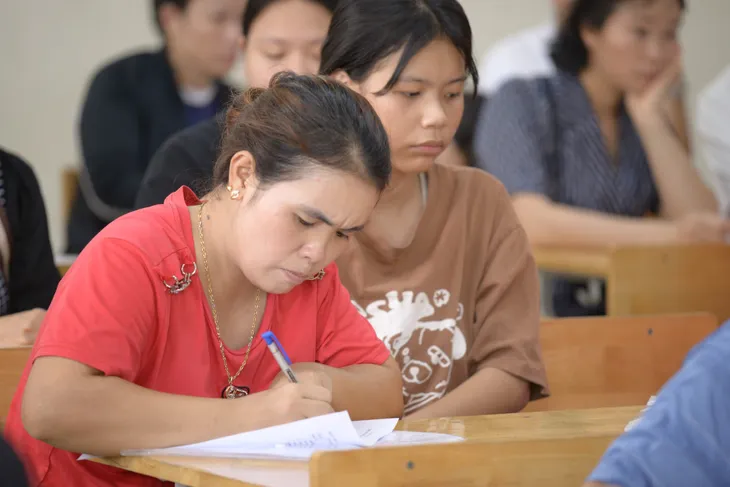 Phụ huynh và học sinh Hà Nội xác nhận nhập học vào lớp 10 - Ảnh 10. Phụ huynh và học sinh Hà Nội xác nhận nhập học vào lớp 10 - Ảnh 10.
