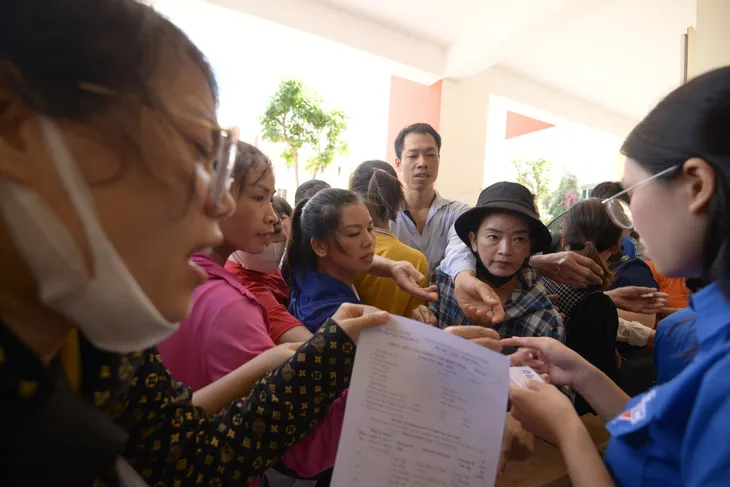 Phụ huynh và học sinh Hà Nội xác nhận nhập học vào lớp 10 - Ảnh 7. Phụ huynh và học sinh Hà Nội xác nhận nhập học vào lớp 10 - Ảnh 7.