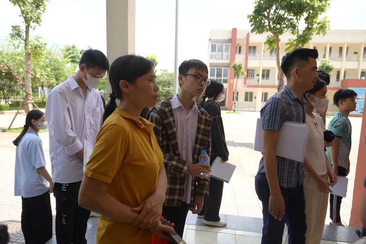 Phụ huynh và học sinh Hà Nội xác nhận nhập học vào lớp 10 - Ảnh 2. Phụ huynh và học sinh Hà Nội xác nhận nhập học vào lớp 10 - Ảnh 2.