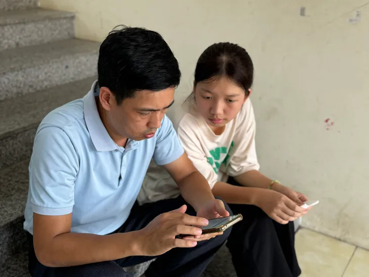 Phụ huynh và học sinh Hà Nội xác nhận nhập học vào lớp 10 - Ảnh 12. Phụ huynh và học sinh Hà Nội xác nhận nhập học vào lớp 10 - Ảnh 12.