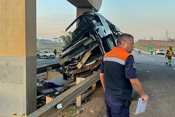 Tai nạn xe bus cướp đi sinh mạng ít nhất 10 người ở Sao Paulo, Brazil - Ảnh 1. Tai nạn xe bus cướp đi sinh mạng ít nhất 10 người ở Sao Paulo, Brazil - Ảnh 1.