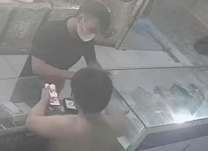 Vờ mua điện thoại rồi cướp tài sản bỏ chạy - Ảnh 1. Vờ mua điện thoại rồi cướp tài sản bỏ chạy - Ảnh 1.