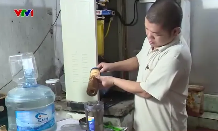 Nước sinh hoạt ở xã Hữu Bằng (Hà Nội) nhiễm bẩn nhiều năm - Ảnh 1. Nước sinh hoạt ở xã Hữu Bằng (Hà Nội) nhiễm bẩn nhiều năm - Ảnh 1.
