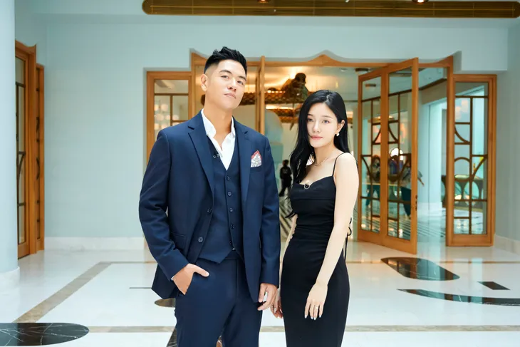 Cặp đôi đầu tiên cùng đi xe về nhà chung ở Đảo thiên đường - Ảnh 1. Cặp đôi đầu tiên cùng đi xe về nhà chung ở Đảo thiên đường - Ảnh 1.
