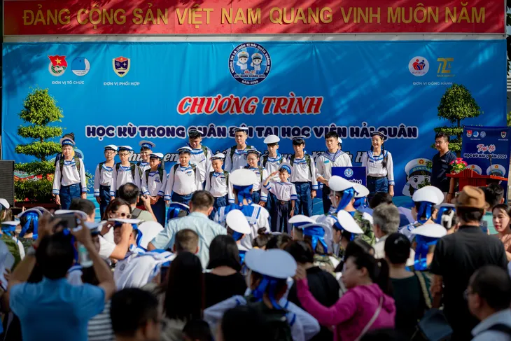 Khánh Hòa: Khai mạc chương trình Chúng em là chiến sỹ Hải quân năm 2024 - Ảnh 8. Khánh Hòa: Khai mạc chương trình Chúng em là chiến sỹ Hải quân năm 2024 - Ảnh 8.