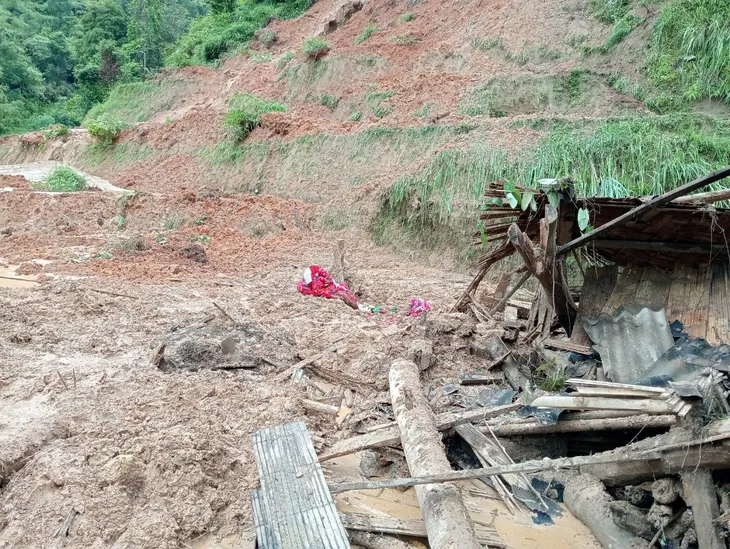 Sạt lở đất vùi lấp nhiều nhà dân ở Hà Giang, 1 cháu nhỏ tử vong - Ảnh 2. Sạt lở đất vùi lấp nhiều nhà dân ở Hà Giang, 1 cháu nhỏ tử vong - Ảnh 2.