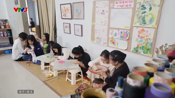 Lớp học thêu đặc biệt làng Tây Mỗ - Ảnh 2. Lớp học thêu đặc biệt làng Tây Mỗ - Ảnh 2.