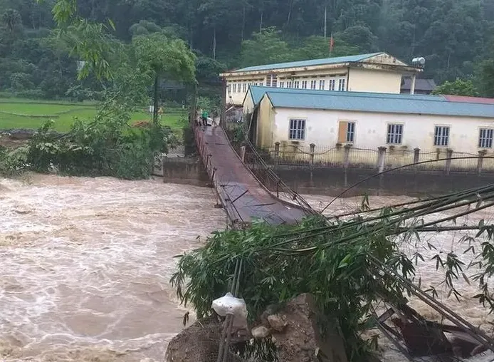 Sạt lở đất ở Hà Giang, 1 tài xế xe ôm tử vong - Ảnh 1. Sạt lở đất ở Hà Giang, 1 tài xế xe ôm tử vong - Ảnh 1.