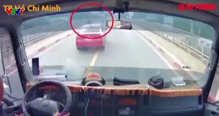 Ô tô con liên tục lạng lách, đánh võng sang làn đường ngược chiều - Ảnh 1.
