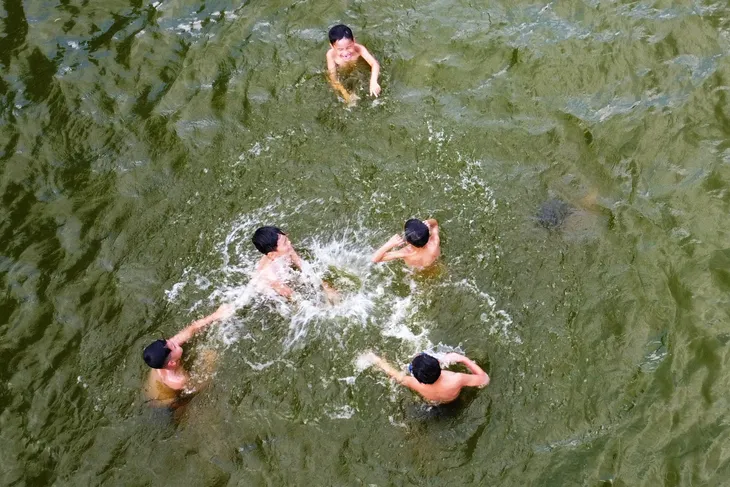 Hà Nội: Người dân góp tiền tỉ cải tạo ao làng thành bể bơi cho trẻ - Ảnh 9.