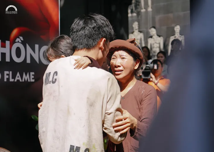 Ấn tượng trưng bày “Thắp ngọn lửa hồng” tại Nhà tù Hỏa Lò - Ảnh 5. Ấn tượng trưng bày “Thắp ngọn lửa hồng” tại Nhà tù Hỏa Lò - Ảnh 5.