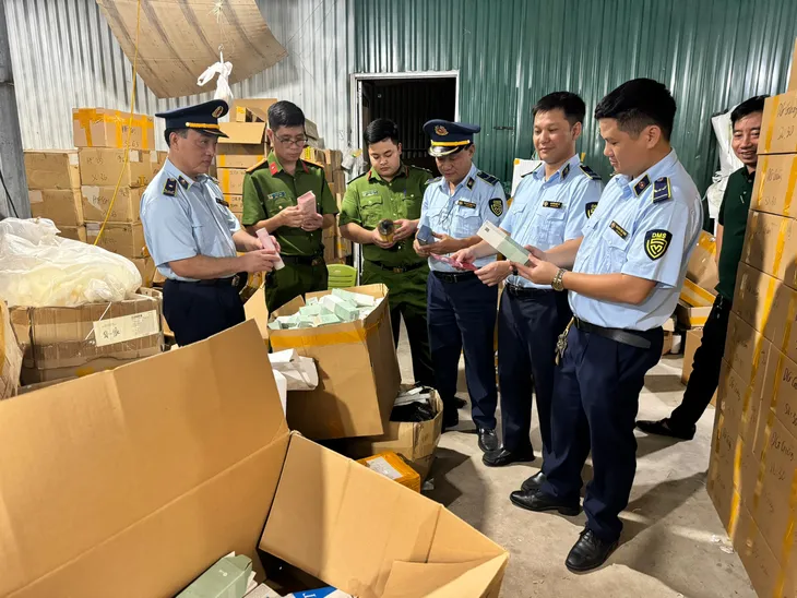 Hà Nội: Phát hiện cơ sở hô biến 20 tấn mỹ phẩm hết hạn thành hàng mới - Ảnh 1. Hà Nội: Phát hiện cơ sở hô biến 20 tấn mỹ phẩm hết hạn thành hàng mới - Ảnh 1.