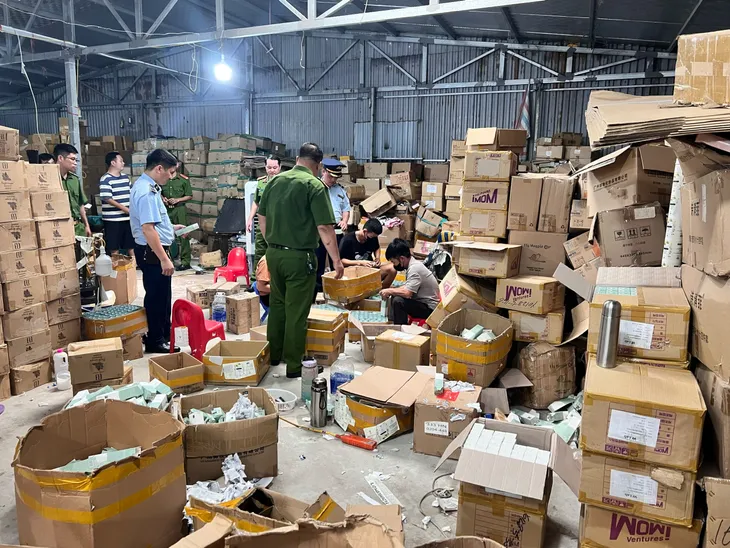Hà Nội: Phát hiện cơ sở hô biến 20 tấn mỹ phẩm hết hạn thành hàng mới - Ảnh 2. Hà Nội: Phát hiện cơ sở hô biến 20 tấn mỹ phẩm hết hạn thành hàng mới - Ảnh 2.