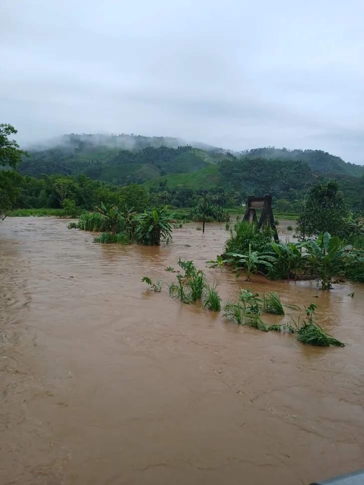 Hà Giang lại mưa rất lớn, sạt lở gây chia cắt - Ảnh 4. Hà Giang lại mưa rất lớn, sạt lở gây chia cắt - Ảnh 4.