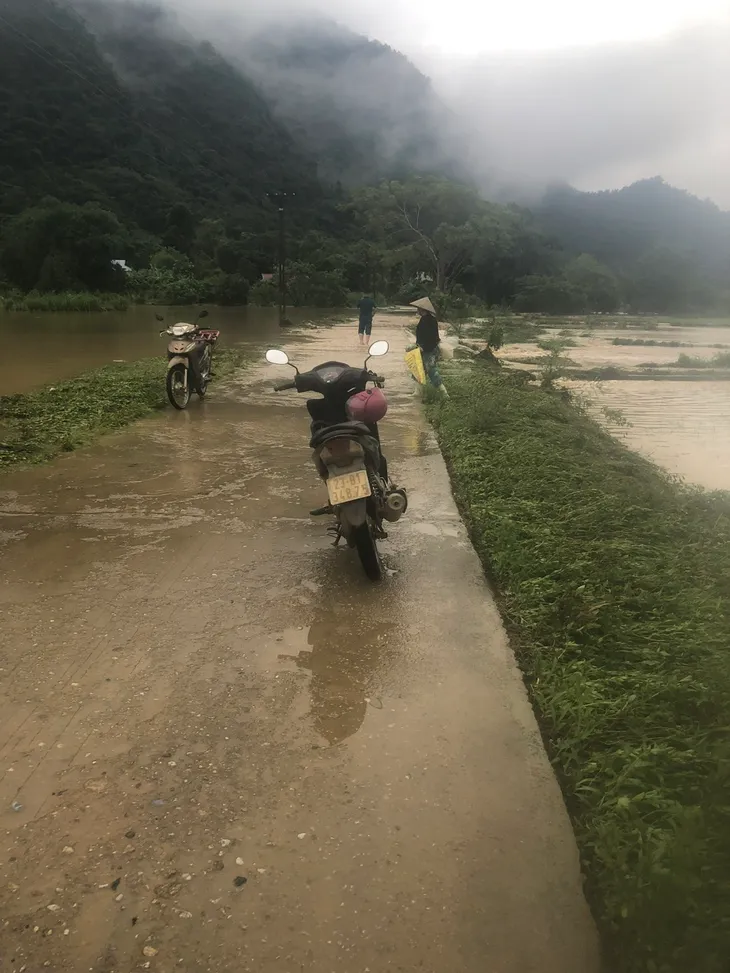 Hà Giang lại mưa rất lớn, sạt lở gây chia cắt - Ảnh 5. Hà Giang lại mưa rất lớn, sạt lở gây chia cắt - Ảnh 5.