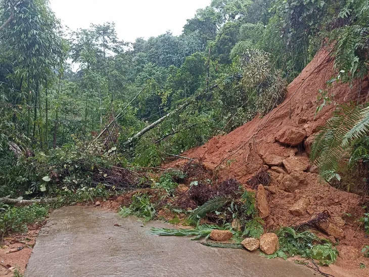 Hà Giang lại mưa rất lớn, sạt lở gây chia cắt - Ảnh 6. Hà Giang lại mưa rất lớn, sạt lở gây chia cắt - Ảnh 6.