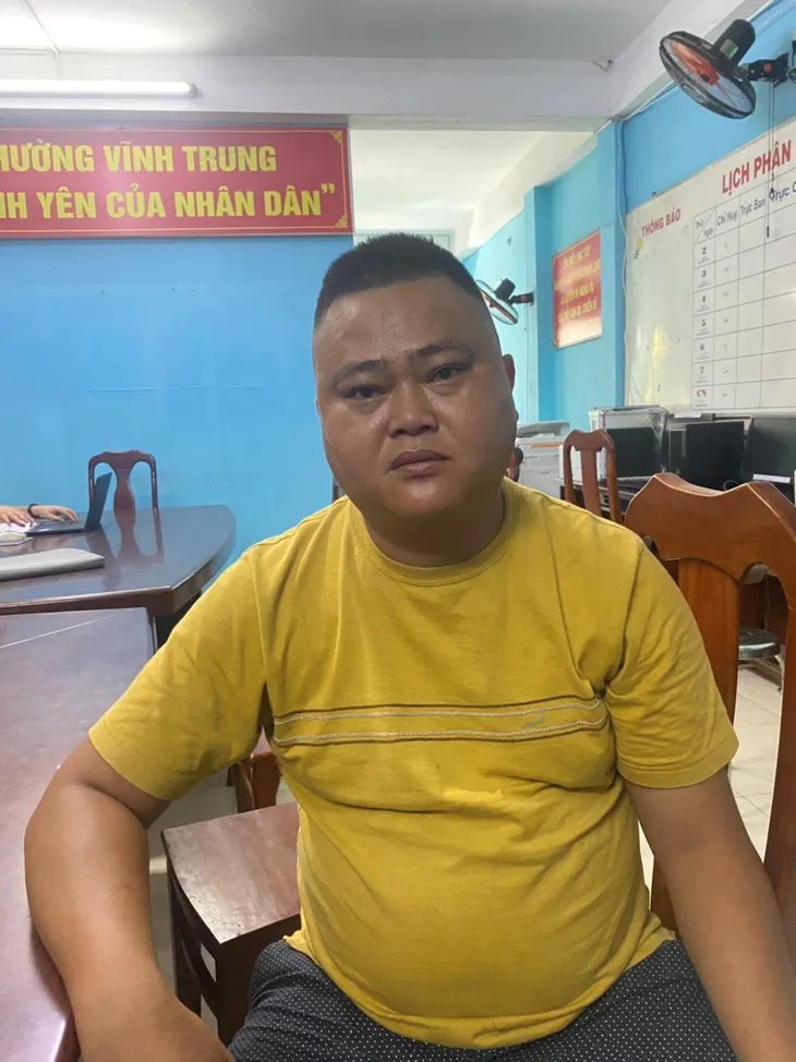 Thanh niên cầm dao đâm trọng thương hàng xóm rồi bỏ trốn - Ảnh 1. Thanh niên cầm dao đâm trọng thương hàng xóm rồi bỏ trốn - Ảnh 1.