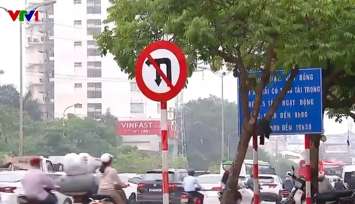 Người đi đường bối rối, vô tình vi phạm luật vì biển báo giao thông - Ảnh 1. Người đi đường bối rối, vô tình vi phạm luật vì biển báo giao thông - Ảnh 1.
