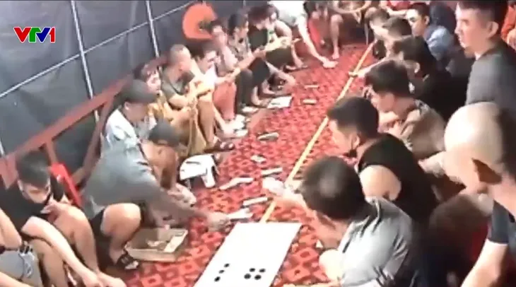 Tinh vi thủ đoạn đánh bạc trên thuyền ở sông Hồng - Ảnh 1. Tinh vi thủ đoạn đánh bạc trên thuyền ở sông Hồng - Ảnh 1.