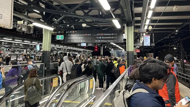 Nhặt dép rơi dưới đường ray, nữ du khách Việt bị tàu hỏa đâm tử vong ở Sydney - Ảnh 1. Nhặt dép rơi dưới đường ray, nữ du khách Việt bị tàu hỏa đâm tử vong ở Sydney - Ảnh 1.