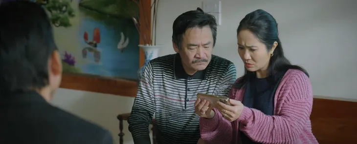 Những nẻo đường gần xa - Tập 33: Đông thừa nhận thích Vinh, nhẹ lòng vì không phải người thứ 3 - Ảnh 4. Những nẻo đường gần xa - Tập 33: Đông thừa nhận thích Vinh, nhẹ lòng vì không phải người thứ 3 - Ảnh 4.