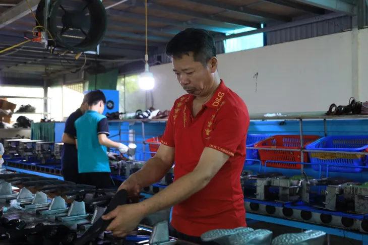 Làng nghề giày da Hoàng Diệu 500 tuổi - Ảnh 6. Làng nghề giày da Hoàng Diệu 500 tuổi - Ảnh 6.