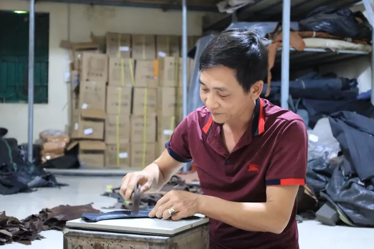 Làng nghề giày da Hoàng Diệu 500 tuổi - Ảnh 5. Làng nghề giày da Hoàng Diệu 500 tuổi - Ảnh 5.