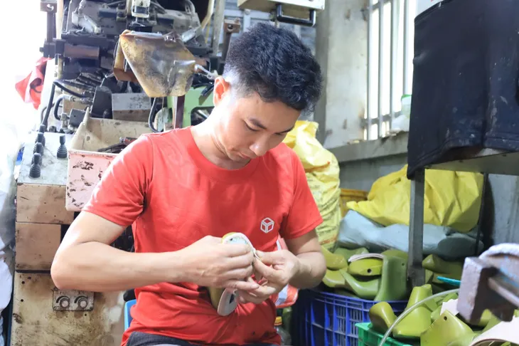 Làng nghề giày da Hoàng Diệu 500 tuổi - Ảnh 3. Làng nghề giày da Hoàng Diệu 500 tuổi - Ảnh 3.