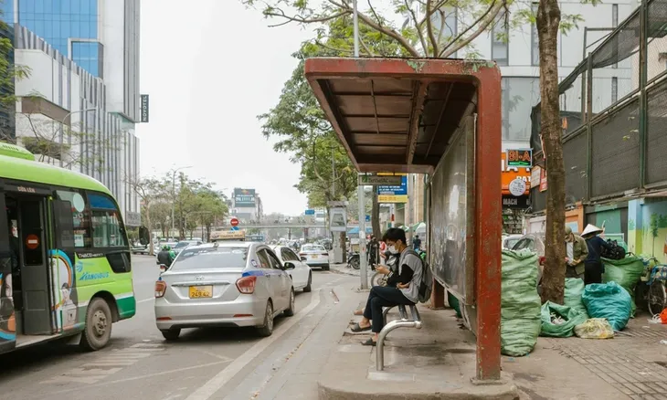 Xử phạt hàng loạt ô tô dừng đỗ, lấn chiếm điểm chờ xe bus - Ảnh 1.