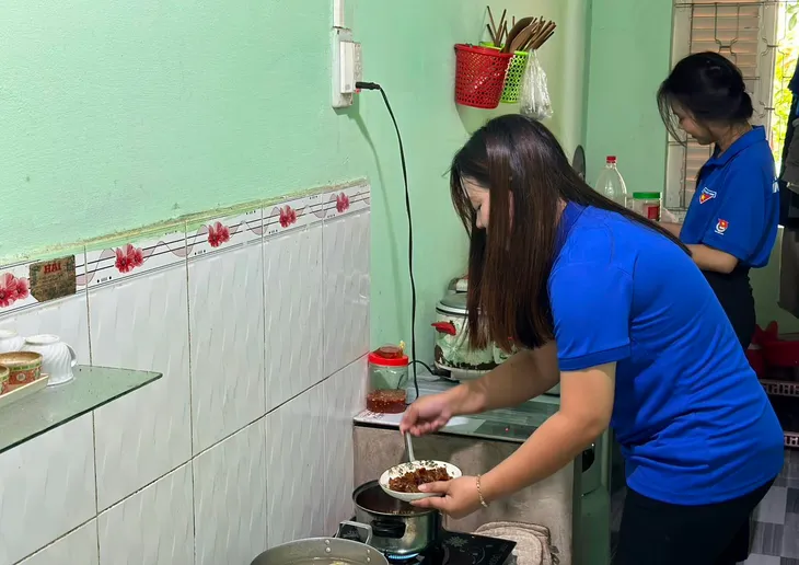 Tuổi trẻ Đồng Tháp và mô hình ‘bữa cơm tri ân” - Ảnh 1. Tuổi trẻ Đồng Tháp và mô hình ‘bữa cơm tri ân” - Ảnh 1.