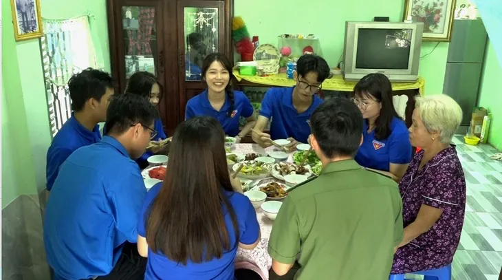 Tuổi trẻ Đồng Tháp và mô hình ‘bữa cơm tri ân” - Ảnh 3. Tuổi trẻ Đồng Tháp và mô hình ‘bữa cơm tri ân” - Ảnh 3.