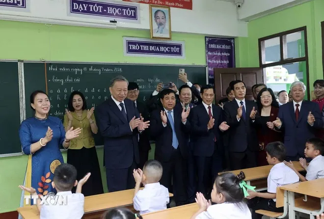 Chủ tịch nước Tô Lâm thăm, tặng quà Trường song ngữ Lào - Việt Nam - Ảnh 1. Chủ tịch nước Tô Lâm thăm, tặng quà Trường song ngữ Lào - Việt Nam - Ảnh 1.