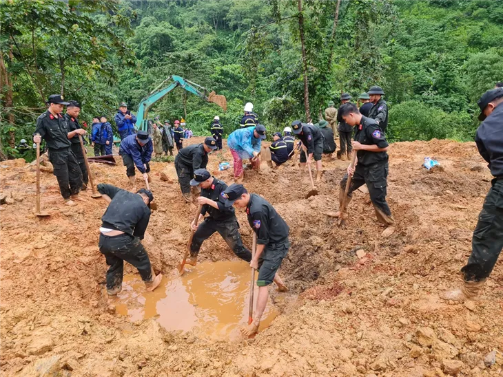 Bộ Công an chỉ đạo khẩn trương tìm kiếm các nạn nhân trong vụ sạt lở đất tại Hà Giang - Ảnh 1. Bộ Công an chỉ đạo khẩn trương tìm kiếm các nạn nhân trong vụ sạt lở đất tại Hà Giang - Ảnh 1.